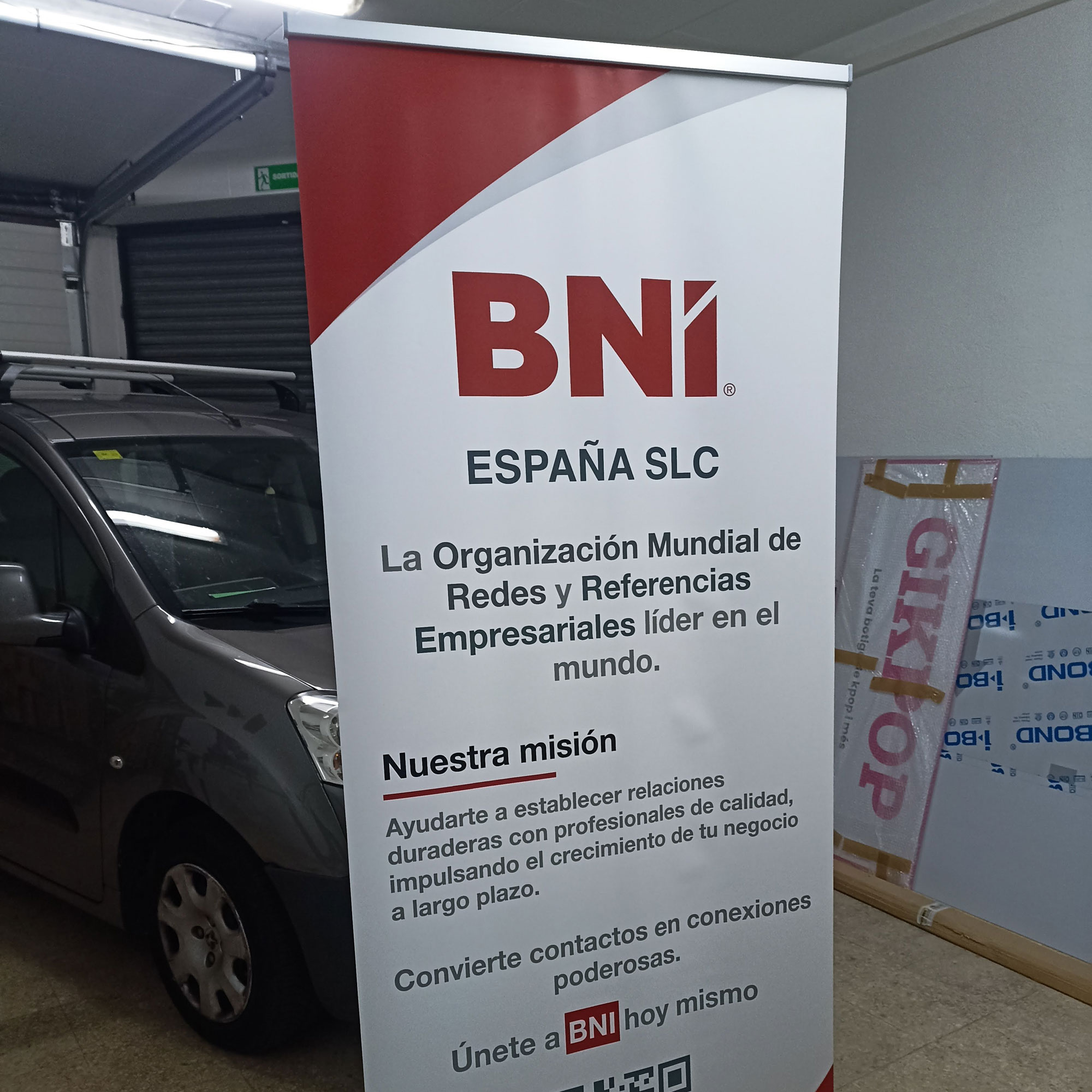 Señalética y soporte rígidos roll ups BNI Girona